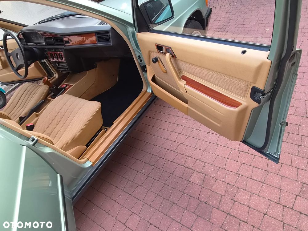 Mercedes-Benz W201 (190) - 23