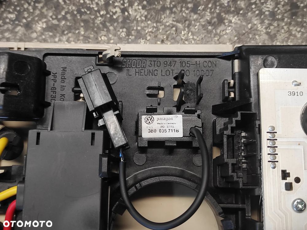 SKODA SUPERB 2 LAMPKA PODSUFITKI OŚWIETLENIE WNĘTRZA AMBIENTE 3T0947105H WYSYŁKA !!!!! - 3