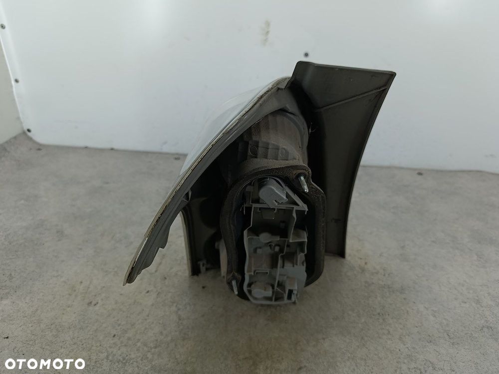 LAMPA TYLNA PRAWA TOYOTA COROLLA VERSO II FARBA - 5