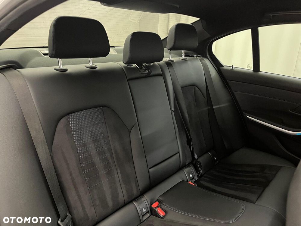 BMW Seria 3 320d xDrive mHEV M Sport sport - 36