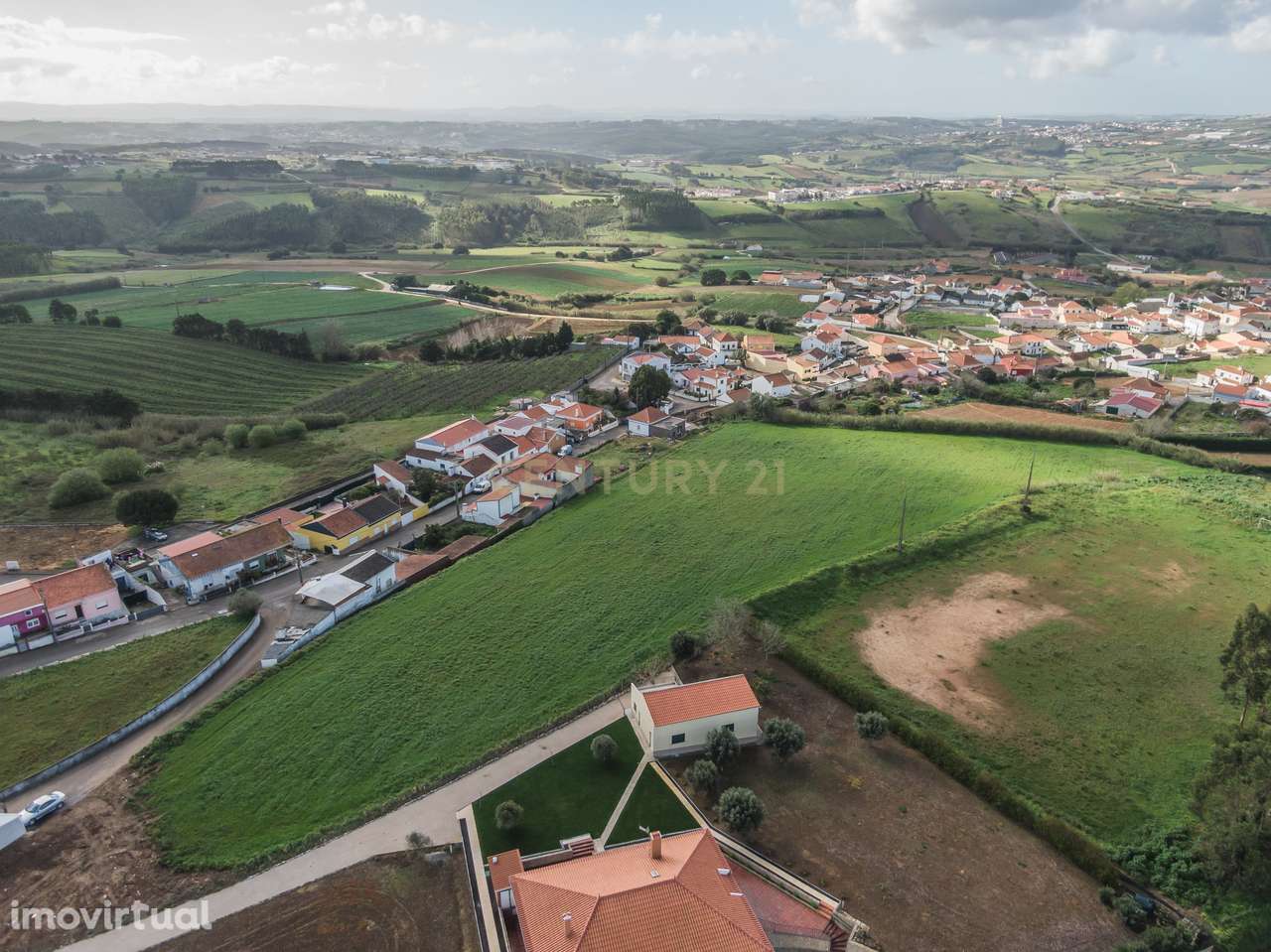 Terreno plano com 12.400m², inserido na pacata povoação de Sobral da L - Grande imagem: 2/25