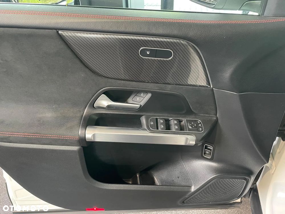 Mercedes-Benz GLB 200 4-Matic AMG Line 8G-DCT - 11