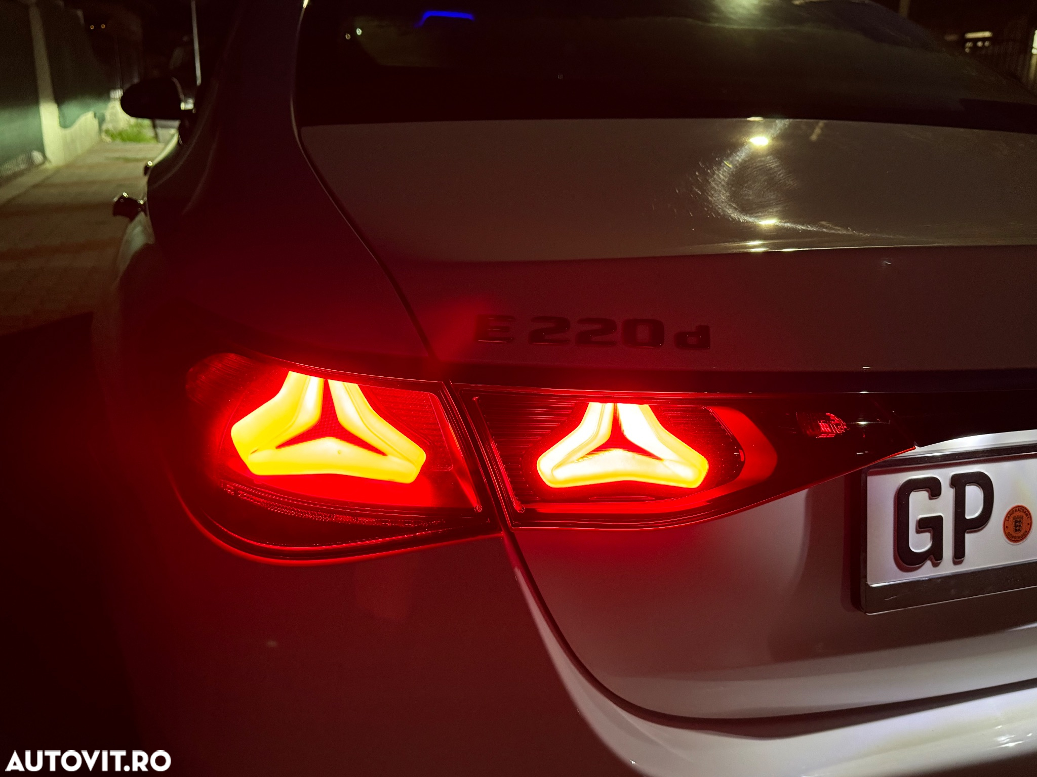Mercedes-Benz E 220 d T 9G-TRONIC Edition AVANTGARDE - 34
