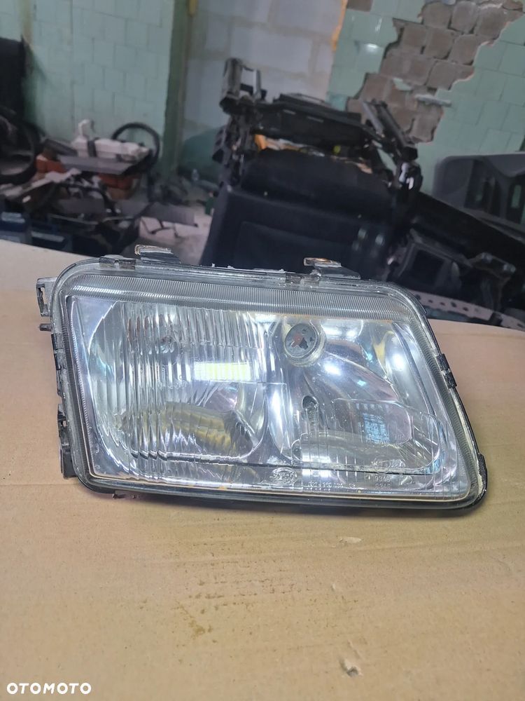 AUDI A3 8L lampa prawy przód  EU