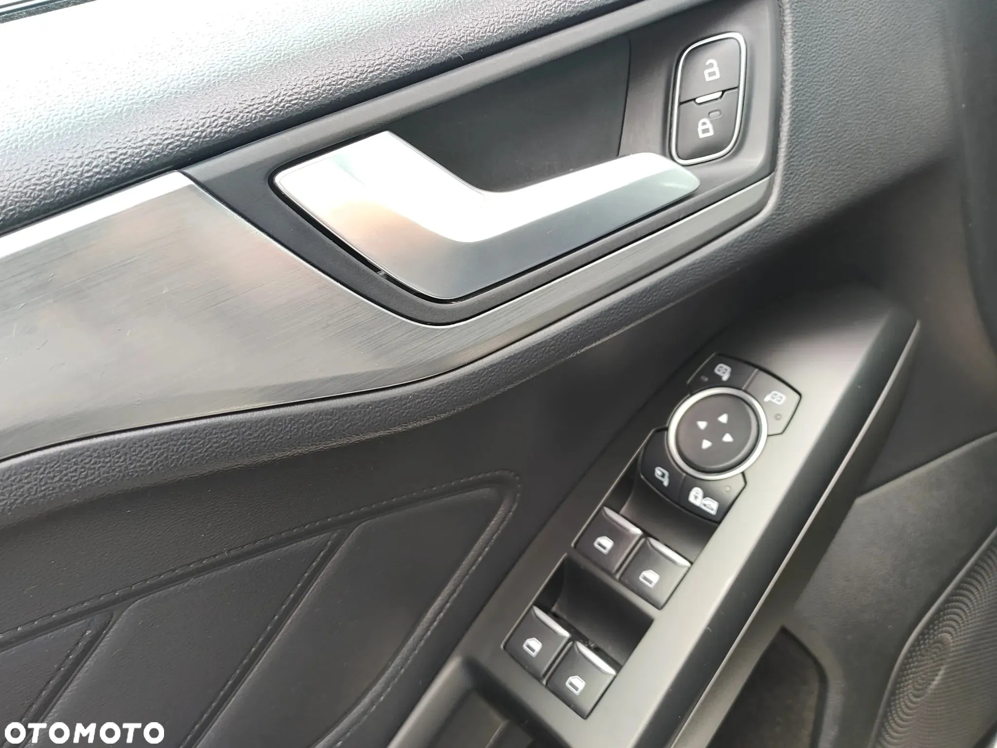 Ford Focus 1.0 EcoBoost Hybrid TITANIUM - 4