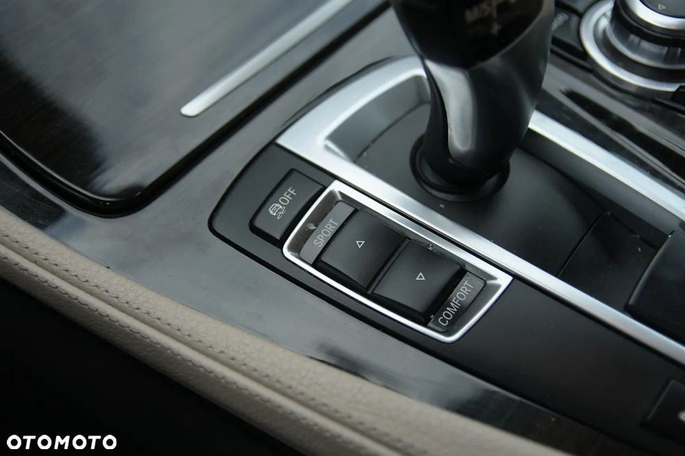 BMW Seria 5 525d - 31