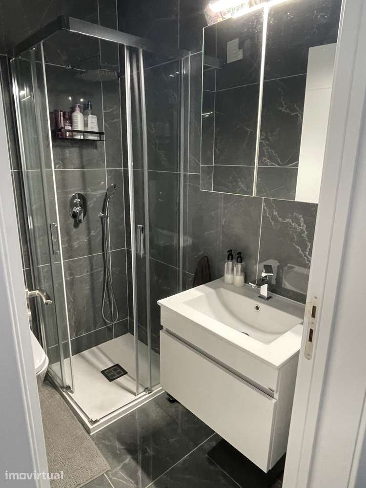 Quarto luminoso, WC privado, piscina e estacionamento – perto da praia - Grande imagem: 3/7