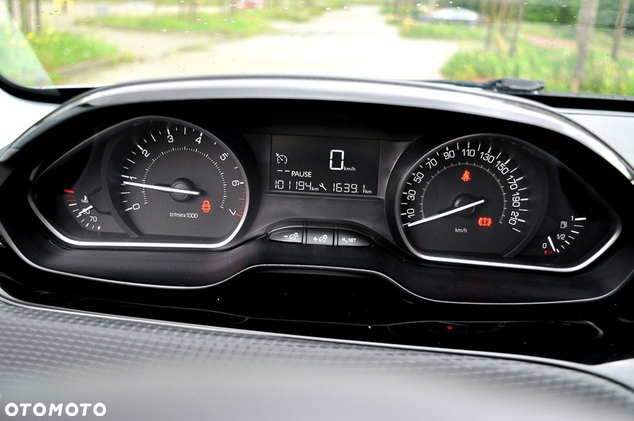 Peugeot 2008 1.2 Pure Tech Allure S&S - 19