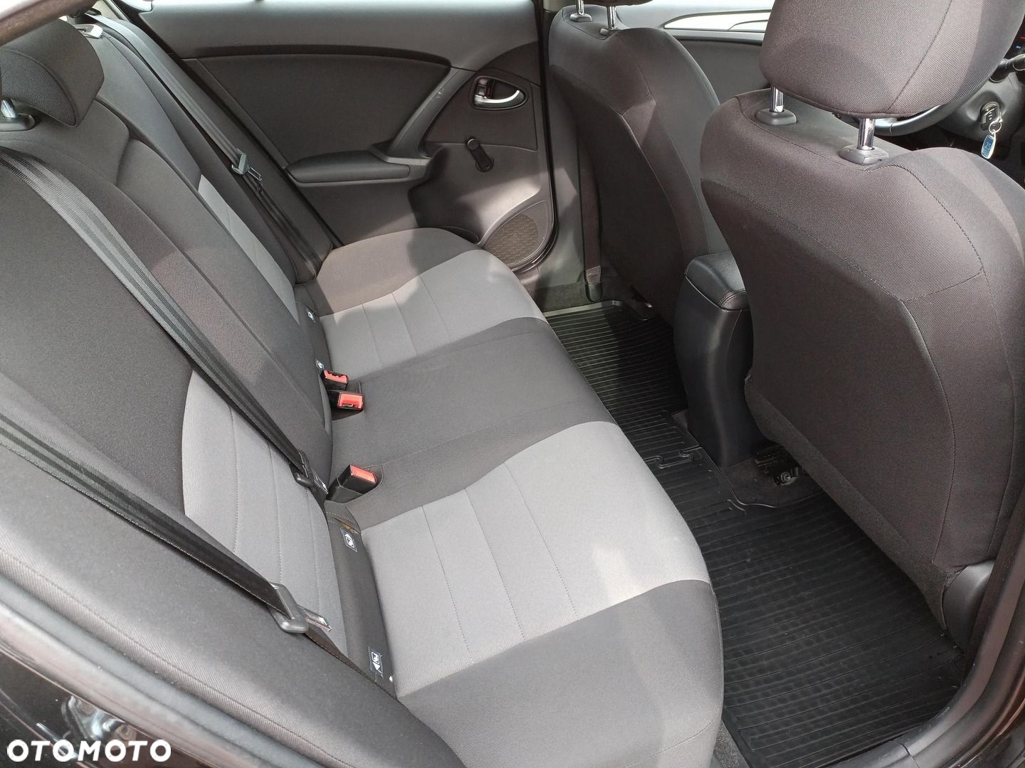 Toyota Avensis 1.8 Active - 14