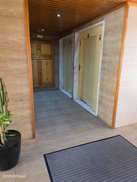 Apartamento familiar T3 com suite e box fechada para 2 carros - Grande imagem: 2/9
