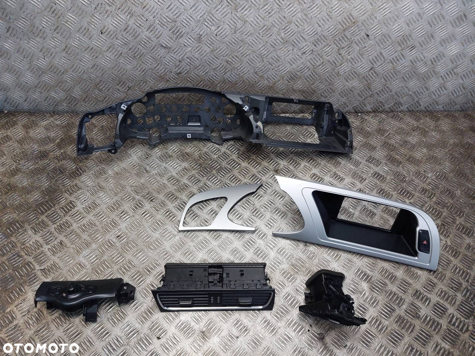 KRATKA NAWIEWU ŚRODKOWA LEWA RAMKA PRZEŁĄCZNIK AUDI A4 B8 8K1820901H - 2