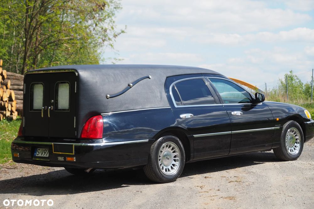 Lincoln Town Car - 2