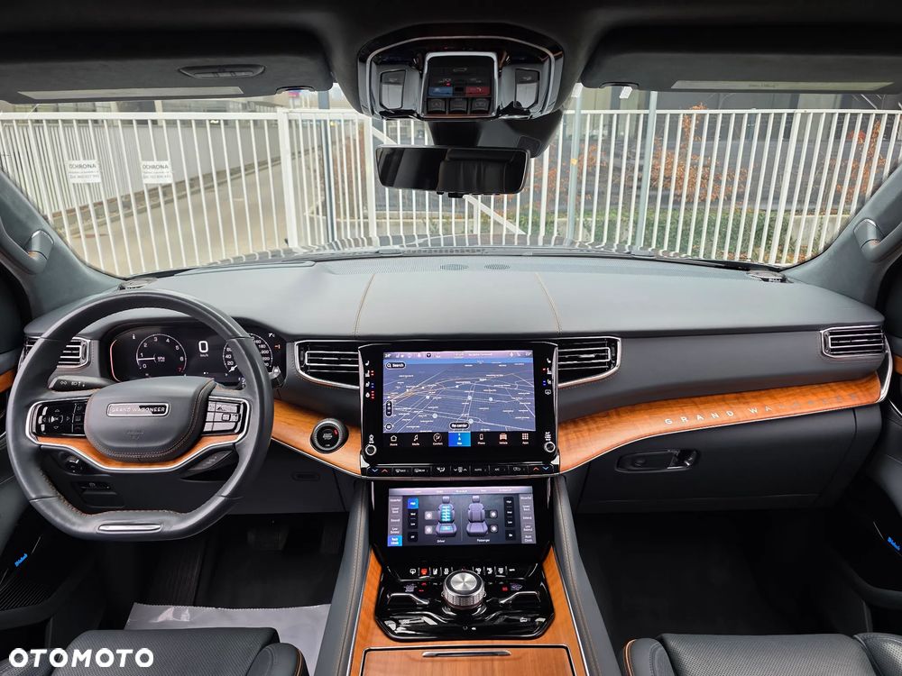 Jeep Grand Wagoneer - 9