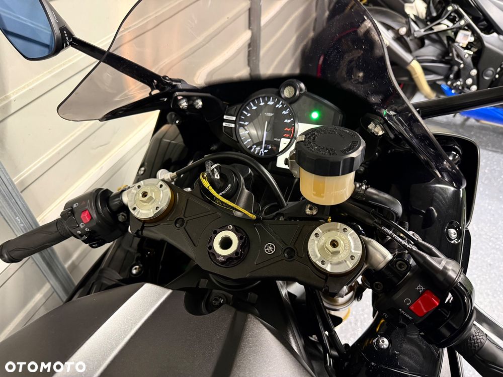 Yamaha R1 - 16
