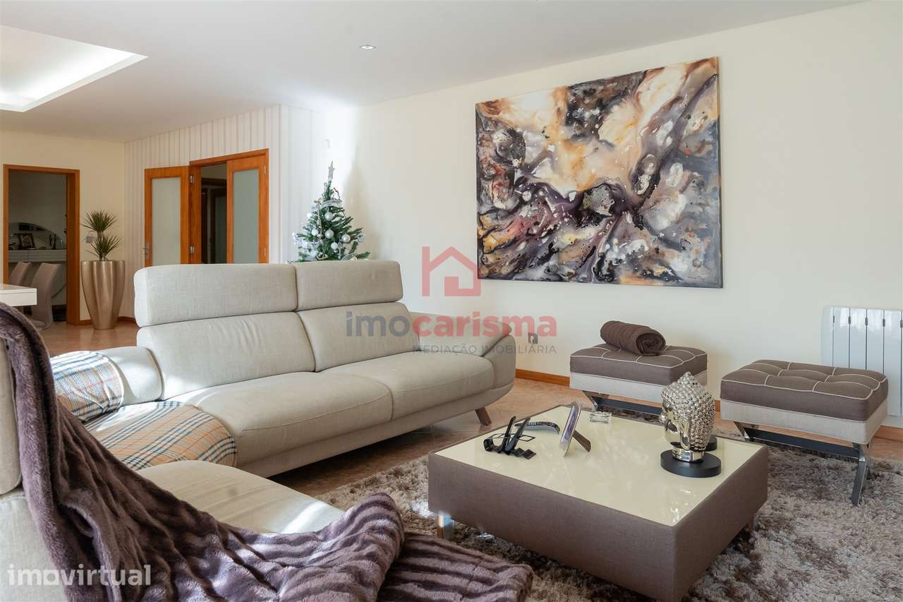 Apartamento T4 transformado em T3 no centro de Vila das Aves, Santo Ti - Grande imagem: 4/39