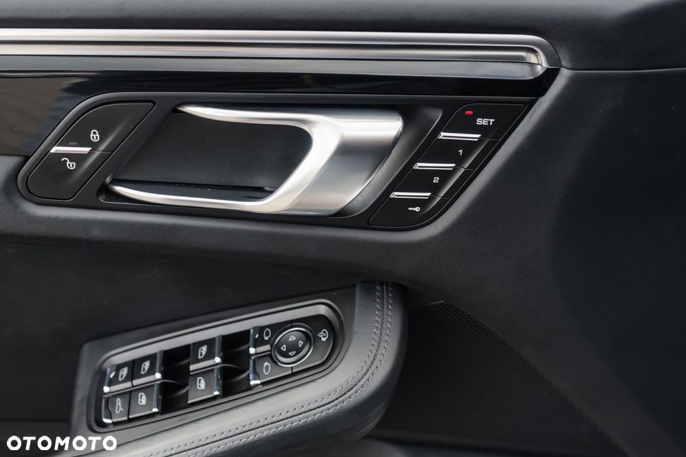 Porsche Macan - 24