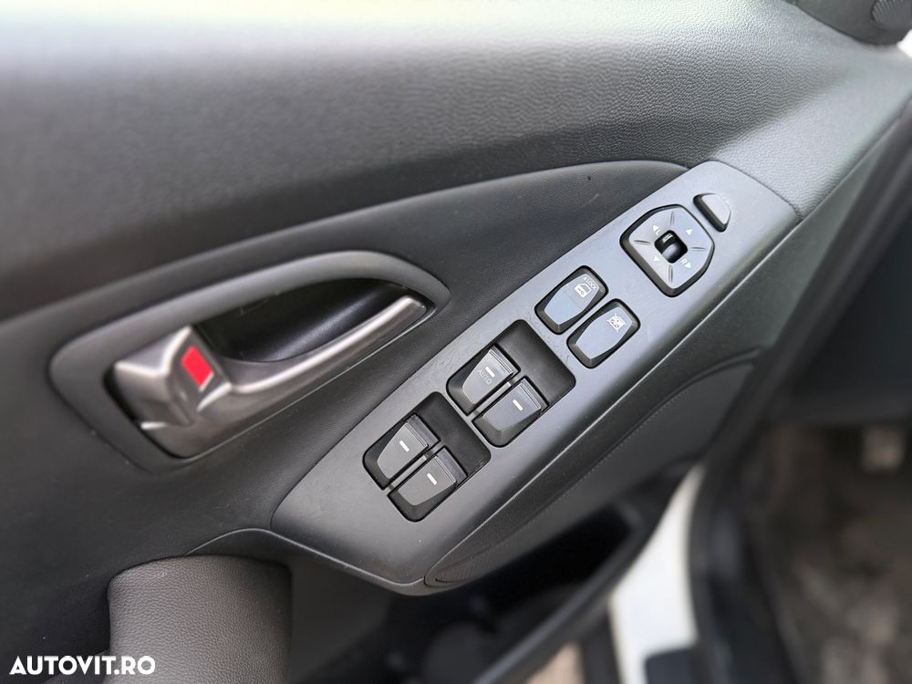 Hyundai ix35 1.7 CRDI 2WD blue Finale Gold - 17