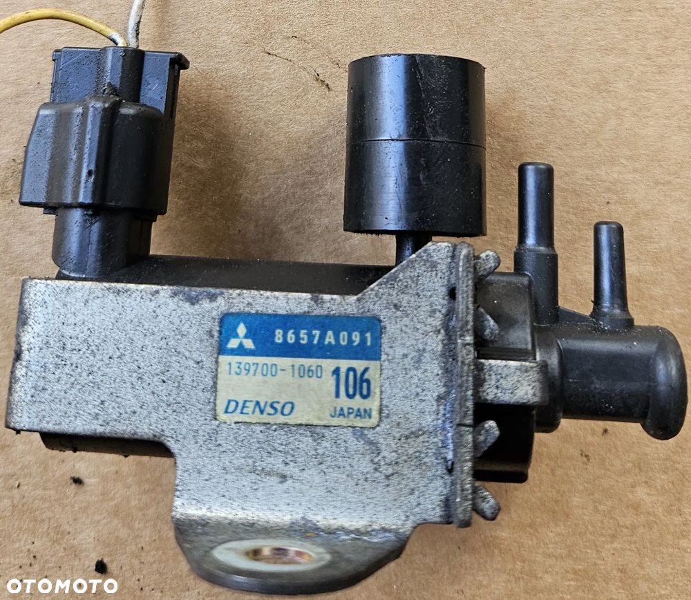 Mitsubishi ASX 1.8 Di-D DiD elektrozawór  zawór sterujący turbo turbosprężarki 13700-1060 - 1