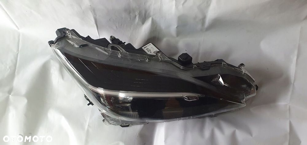 TOYOTA YARIS CROSS LAMPA PRAWY PRZÓD PRZEDNIA - 2