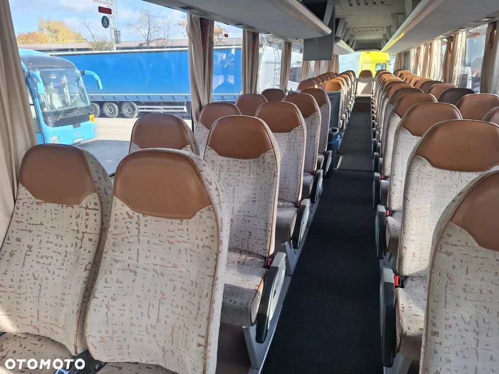 MAN LION'S COACH - 34