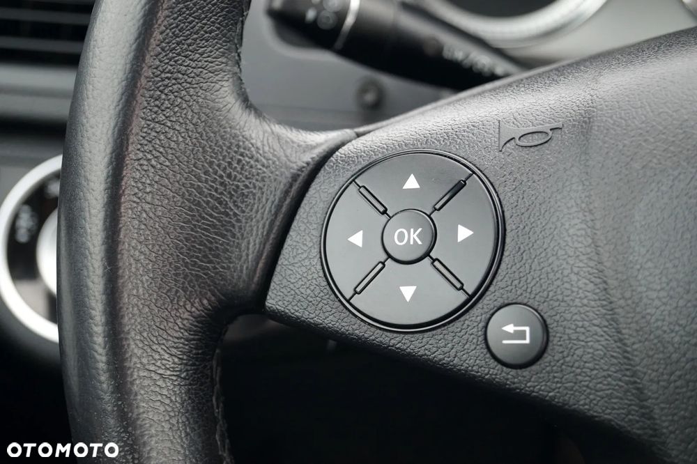 Mercedes-Benz Klasa C 180 CGI Automatik BlueEFFICIENCY Avantgarde - 30
