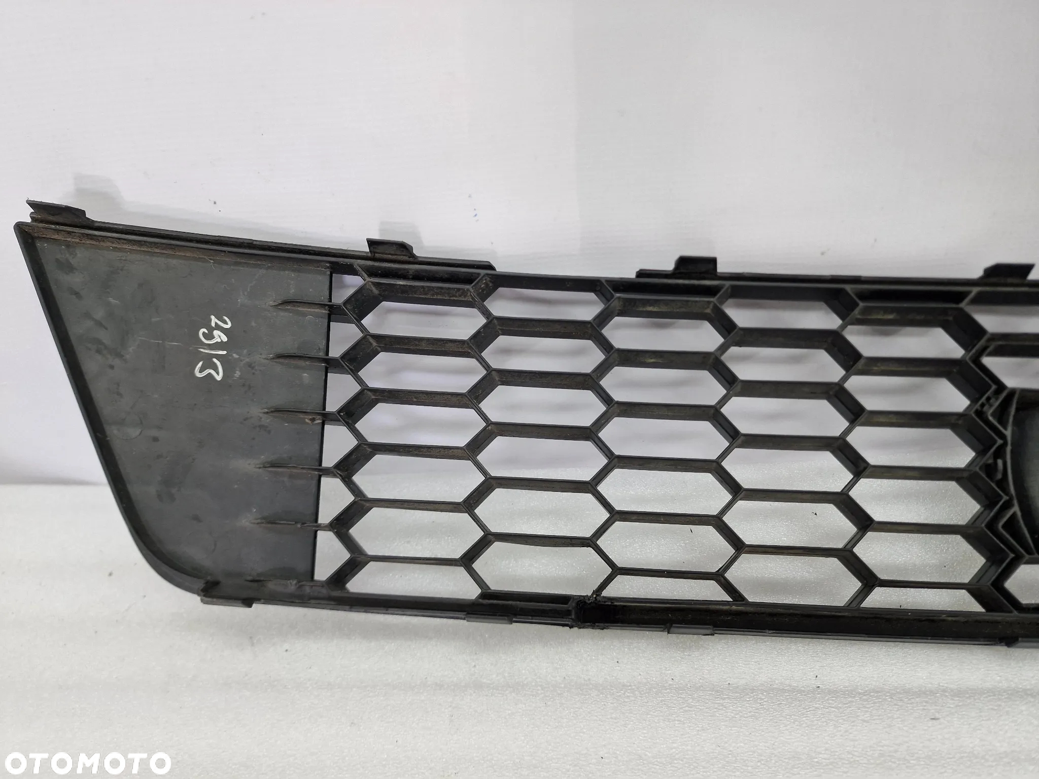 SKODA OCTAVIA 3 III RS / VRS 12- KRATKA ŚRODKOWA ZDERZAKA PRZEDNIEGO PRZÓD POD RADAR , NR 5E0853677H , NR AUKCJI KR105 - 7