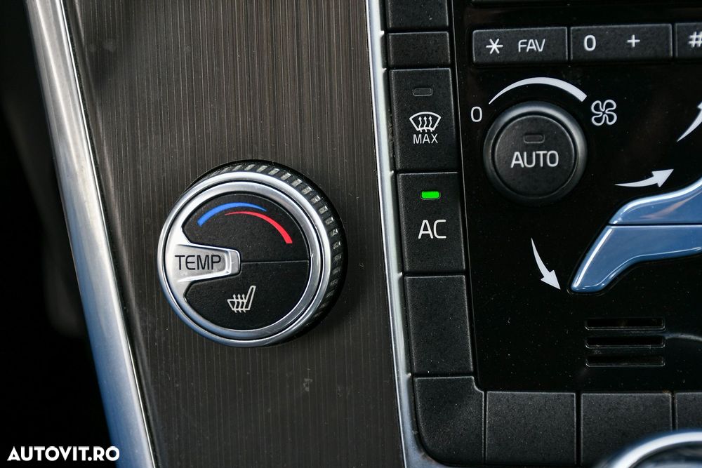 Volvo XC 60 D5 AWD Geartronic Momentum - 13