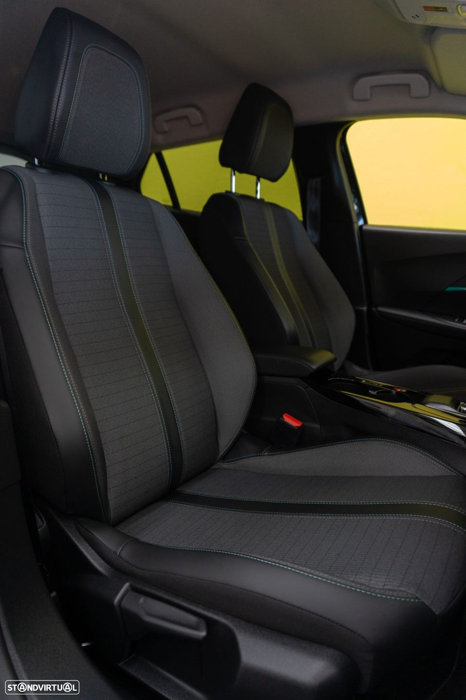 Peugeot 2008 1.2 PureTech Allure Pack EAT8 - 17