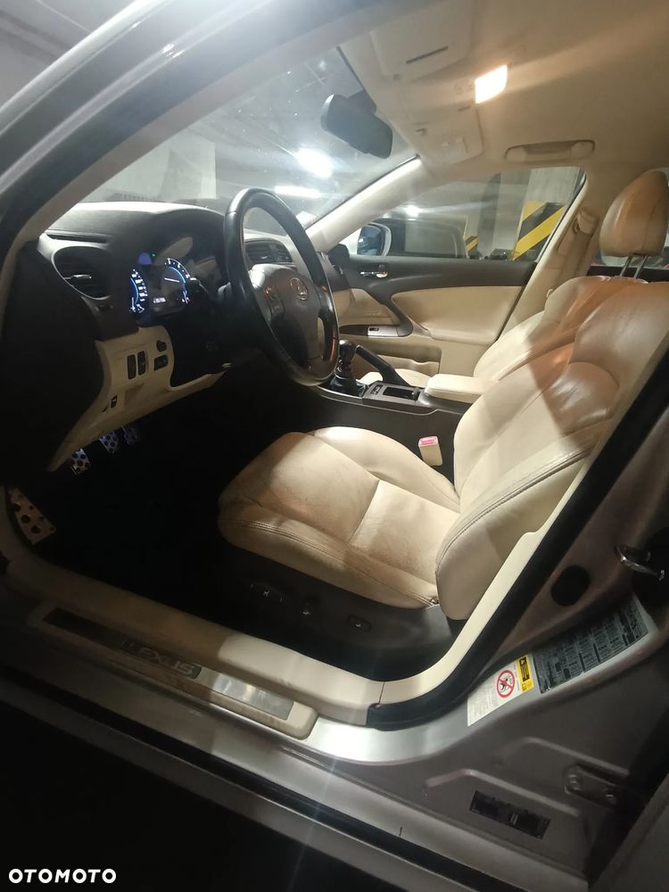 Lexus IS 220 D Prestige - 3