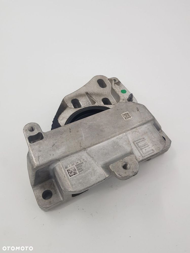ORYGINALNA LEWA ŁAPA SILNIKA MERCEDES EQA EQB A2432402500 - 1