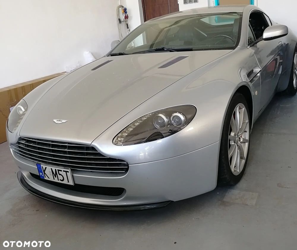 Aston Martin Vantage - 1