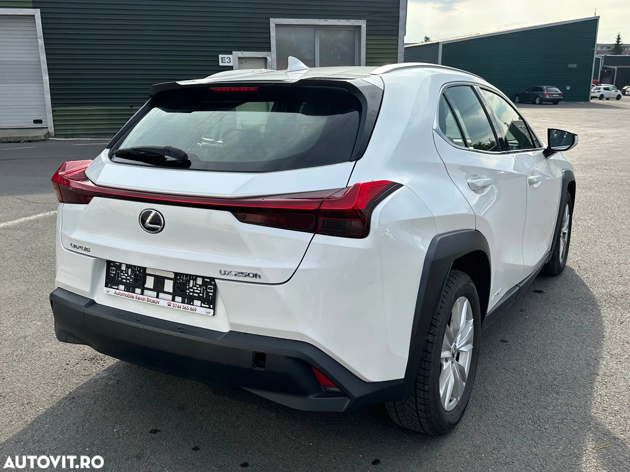 Lexus UX 250h Business Edition - 4