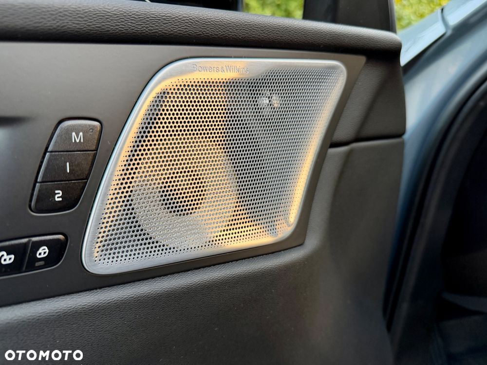Volvo XC 60 T8 Plug-In Hybrid AWD Ultra Black Edition - 17