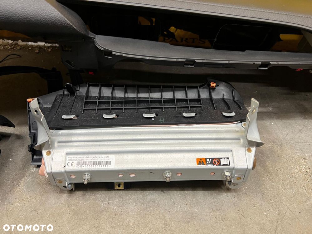 KOMPLET DESKA ROZDZIELCZA KOKPIT KONSOLA 2X PODUSZKI TOYOTA HILUX VIII 8 - 8