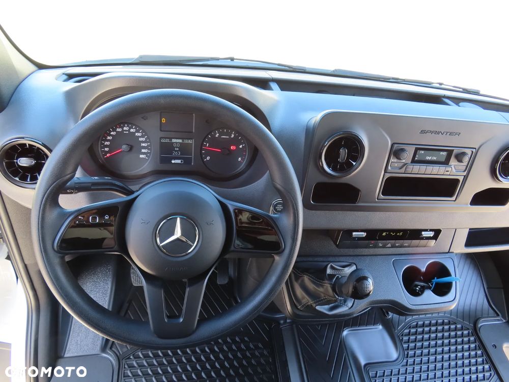 Mercedes-Benz Sprinter 517 CDI 170 KM Plandeka 12 E.Palet 5520 mm Dł. Skrzynia 2453 mm Szeroka TYLNE DRZWI KONTENEROWE Rozstaw Osi 4325 mm DMC 3500 Kg Ładowność 823 Kg WZMACNIANY Załadunek Wysokość Rampowa AMAZON Kabina Sypialniana SPOJKAR SPOJTRAK XL Nowy Nie Używany Gotowy Dostępny OKAZJA - 37