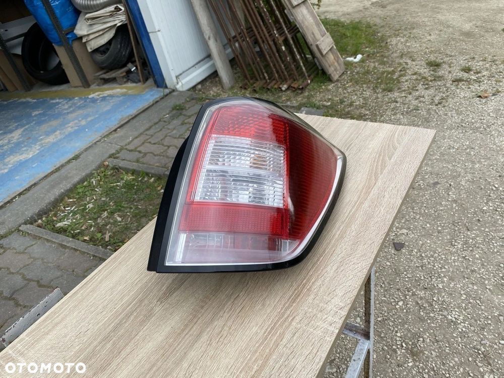 LAMPA TYLNA PRAWA OPEL ASTRA III H KOMBI 13223674 - 2