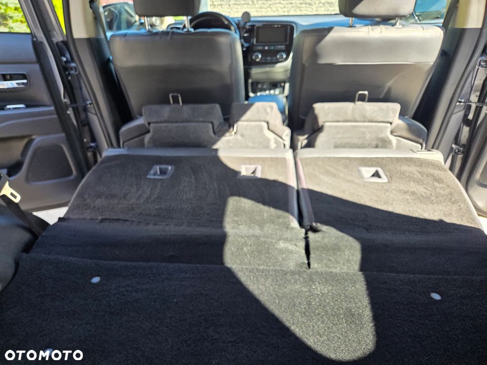 Mitsubishi Outlander Instyle NAVI + - 33