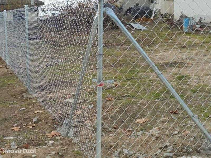 Moradia V3, 2 pisos, 3 frentes com terreno para jardim e/ou quintal - Grande imagem: 2/3