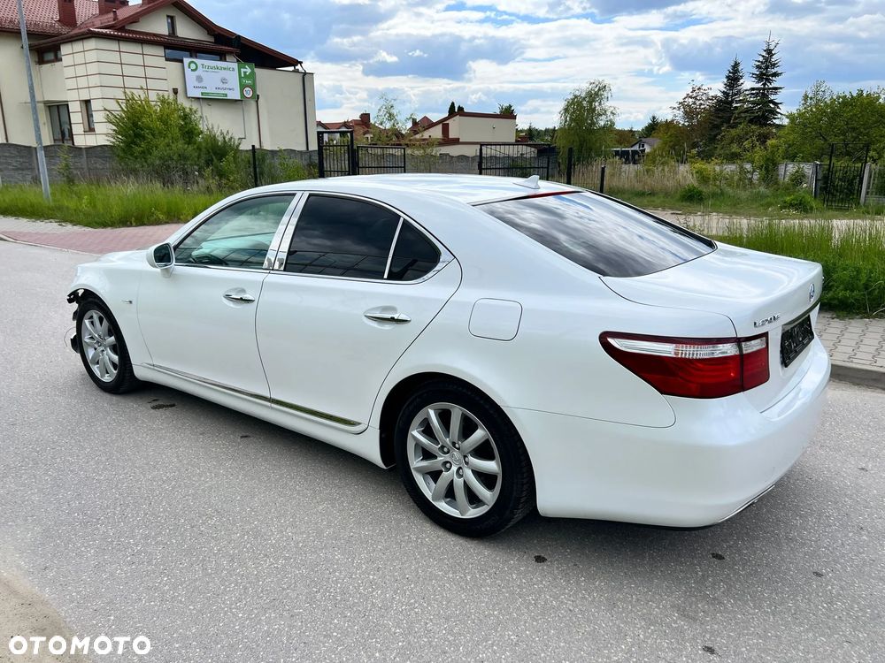Lexus LS - 11