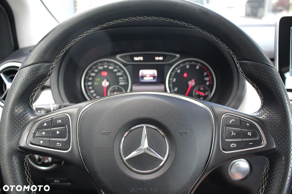 Mercedes-Benz Klasa B 180 UrbanStyle Edition - 19