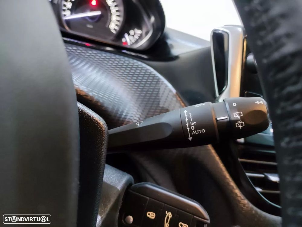 Peugeot 208 1.2 PureTech Signature - 19