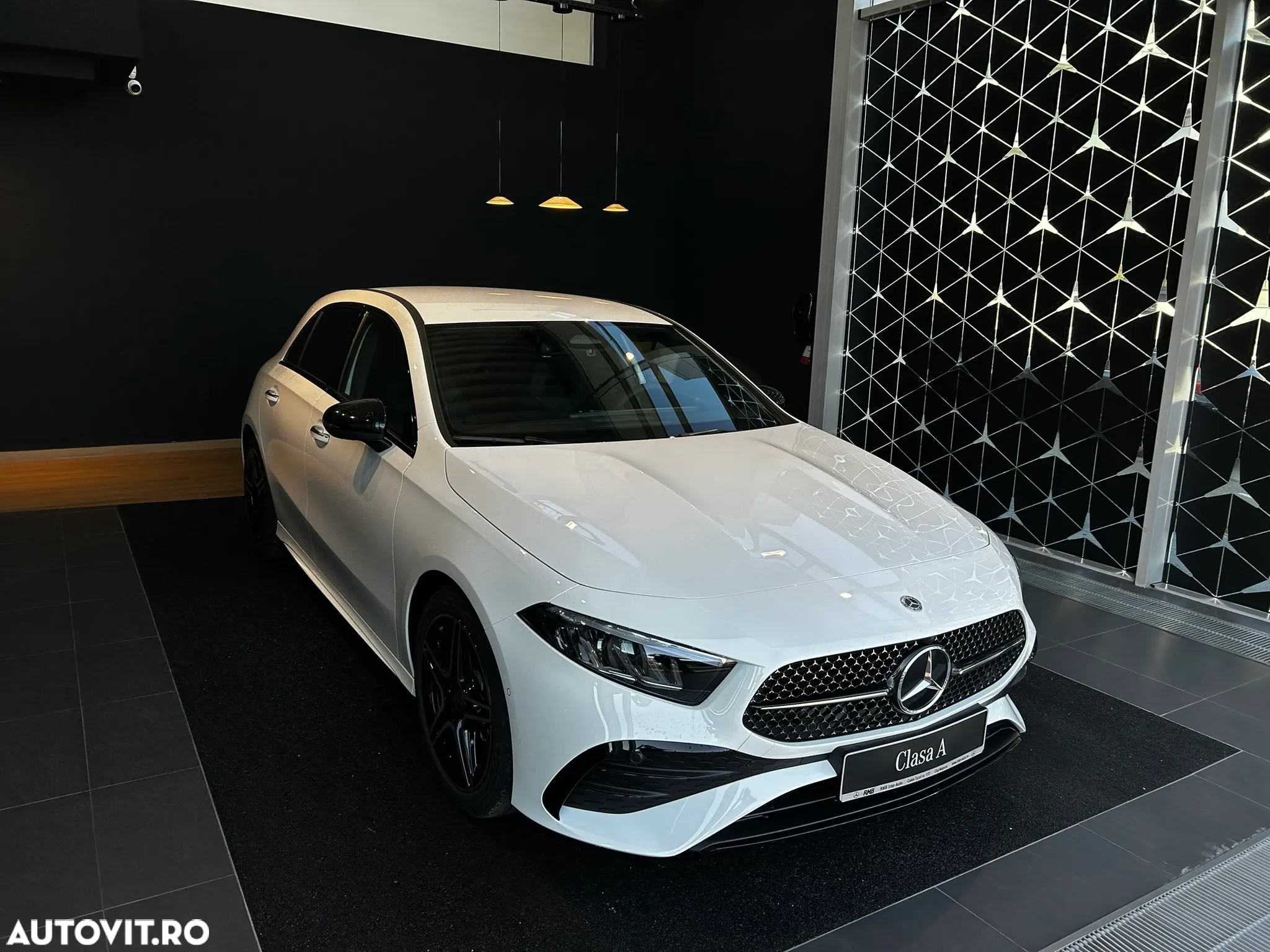 Mercedes-Benz A 220 4Matic 7G-DCT AMG Line - 2