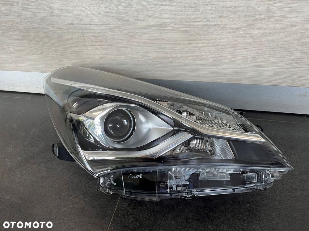 Lampa prawa przednia TOYOTA YARIS III LIFT ładna - 1