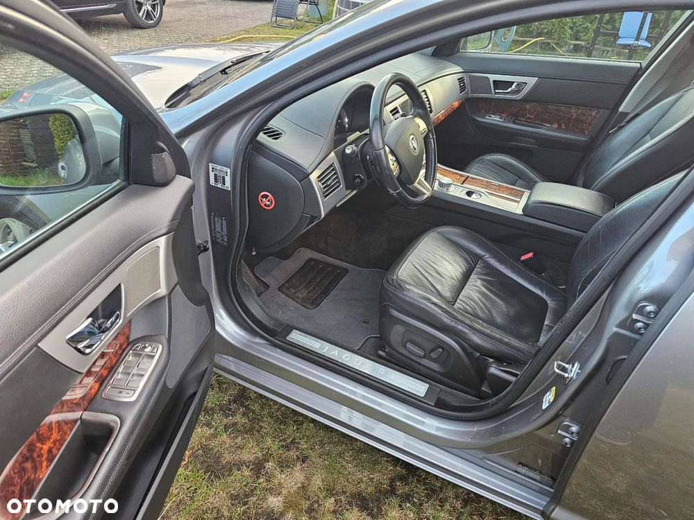 Jaguar XF 2.7 V6 Premium Luxury - 12