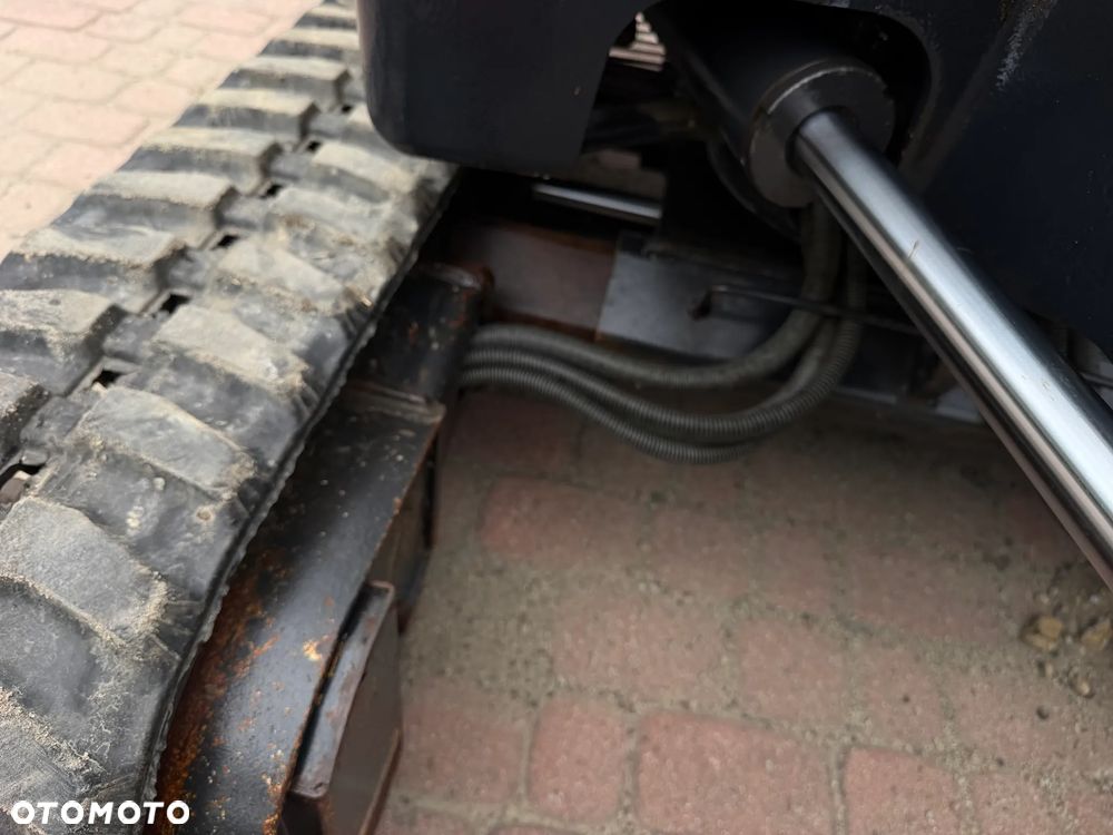 Yanmar SV18 Koparka Gąsienicowa 2 tony. Długie ramię PLUS. Szybkozłącze plus łyżka kopiąca. Rozsuwane Hydr. podwozie! Sprowadzona z Gospodarstwa Norweskiego! Maszyna jak Nowa z Salonu! 2017 rok. 1200 mtg! Gąsienice bez zużycia jak Nowe! szybka wolna jazda. Ani deka luzów i wycieków. OKAZJA Dodatkowe sekcje Hydrauliczne pod młot i wiertnice. Fabryczny lakier na podzespołach! Zebatki w pięknym stanie. Ogrzewana wentylowana Kabina. OKAZJA TANIO - 27