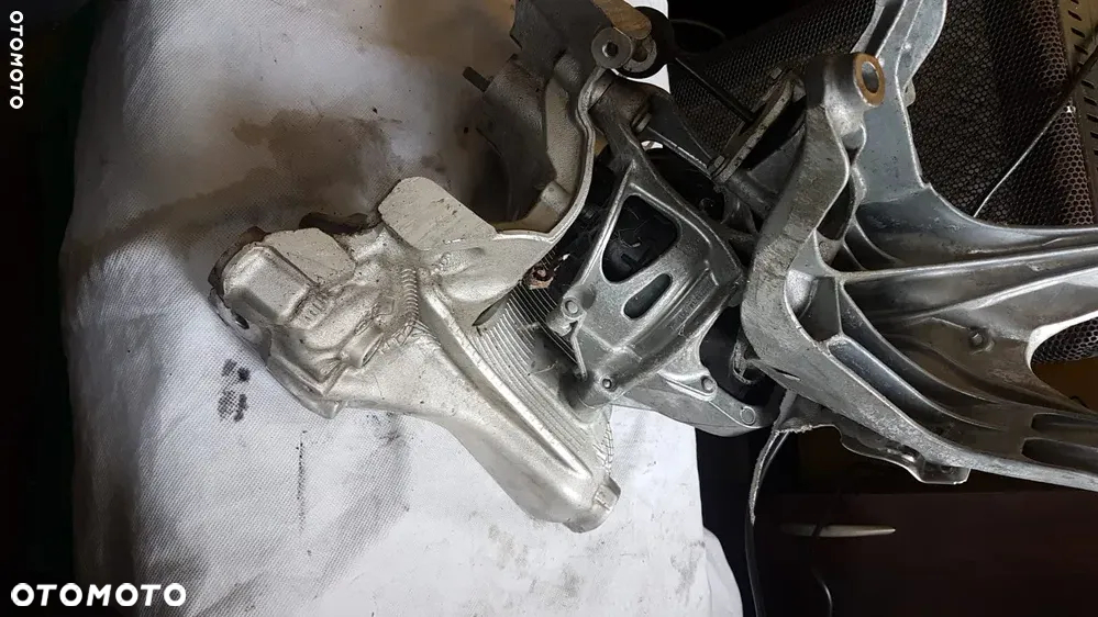 Łapy wspornika AUDI A4 B9 8W0399296E - 2