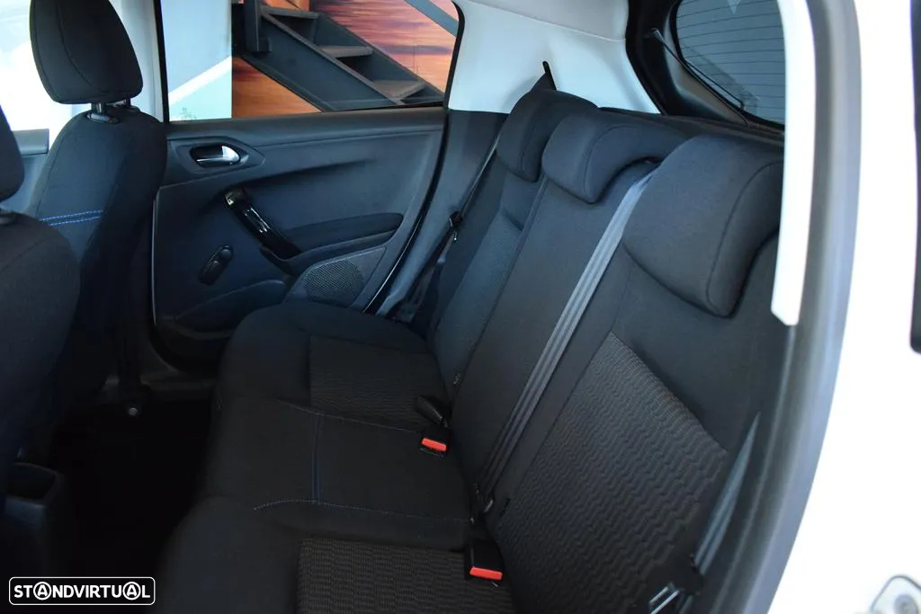 Peugeot 208 1.2 PureTech Signature - 31
