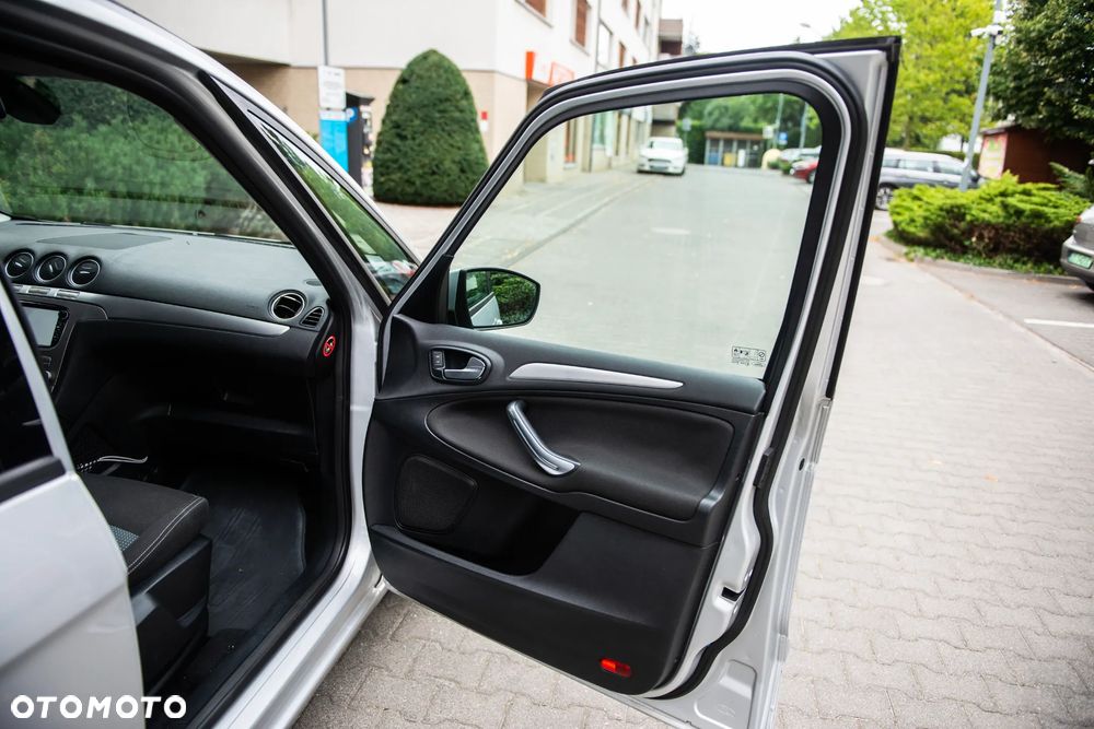 Ford Galaxy 2.0 TDCi Ghia - 24
