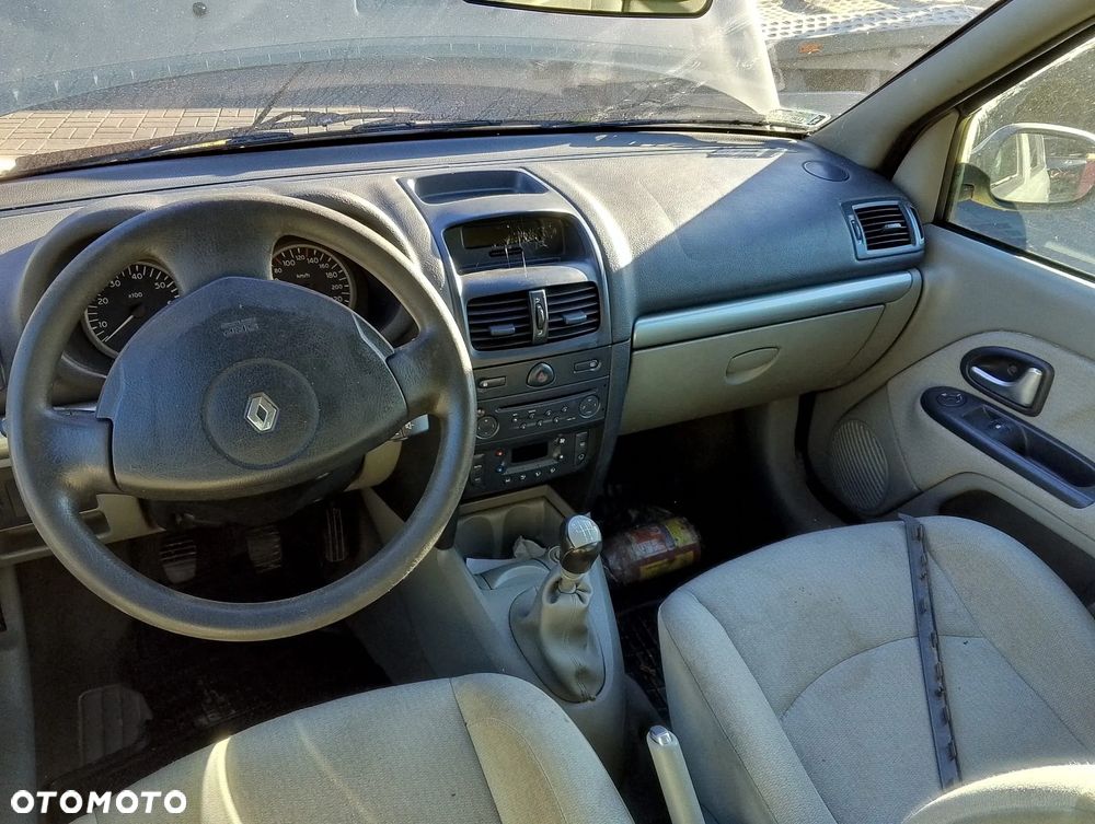 Renault Clio II FL (01-03.) 1.5 DCI 65KM. Silnik K9K704 Skrzynia JB3 980 lakier NV191.Cały na części. GWARANCJA !!! Przód Tył Zestaw Komplet Drzwi Klapa Zderzak Błotnik Maska Grill Atrapa Szyba Pas Lampa Lusterko Boczki Fotel Kanapa Kokpit Deska Rozdzielcza Przełącznik Włącznik Sterownik Przewody Wiązka Instalacja Moduł Komputer Czujnik Listwa Pompa Alternator Wtryski Głowica Rozrusznik Kompresor Sprzęgło Dwumas Silnik Skrzynia ABS Klimatyzacji Paliwa Wspomagania Kolektor Turbina Przepustnica Zawór Chłodnica Koło Hak Belka Sanki Zawieszenie Mcpherson Półoś Amortyzator Wydech Tłumik Zacisk Most - 8