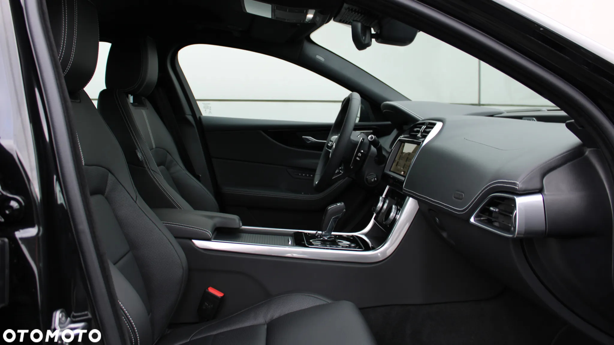 Jaguar XE - 15